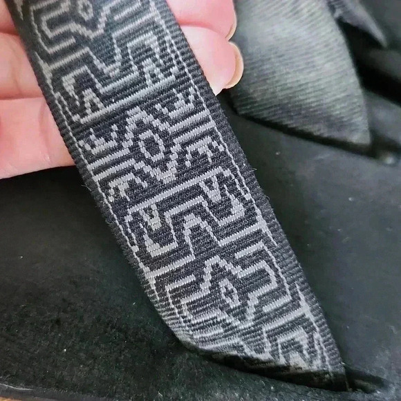 Men's Size 11 Teva Black Flipflops - Picture 14 of 15